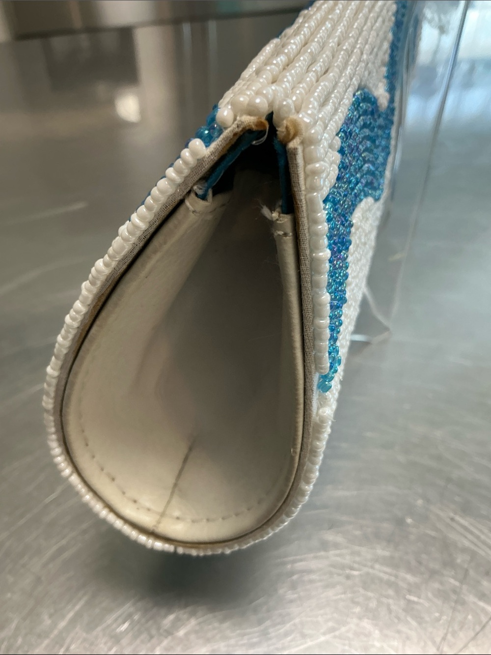 KC Malhan  Beaded turquoise/white clutch, magnetic closure. - Picture 3 of 9